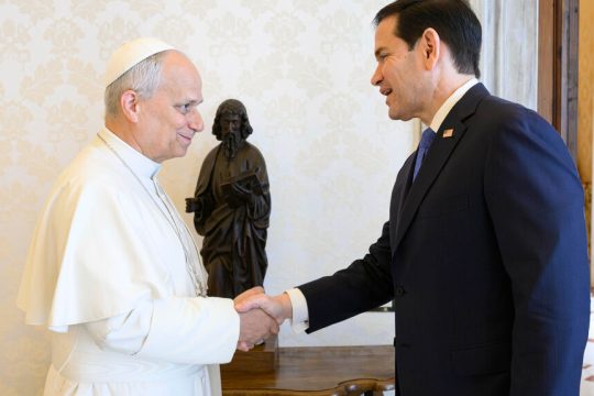 Οι φιλοδοξίες Ρούμπιο περνούν από το Βατικανό